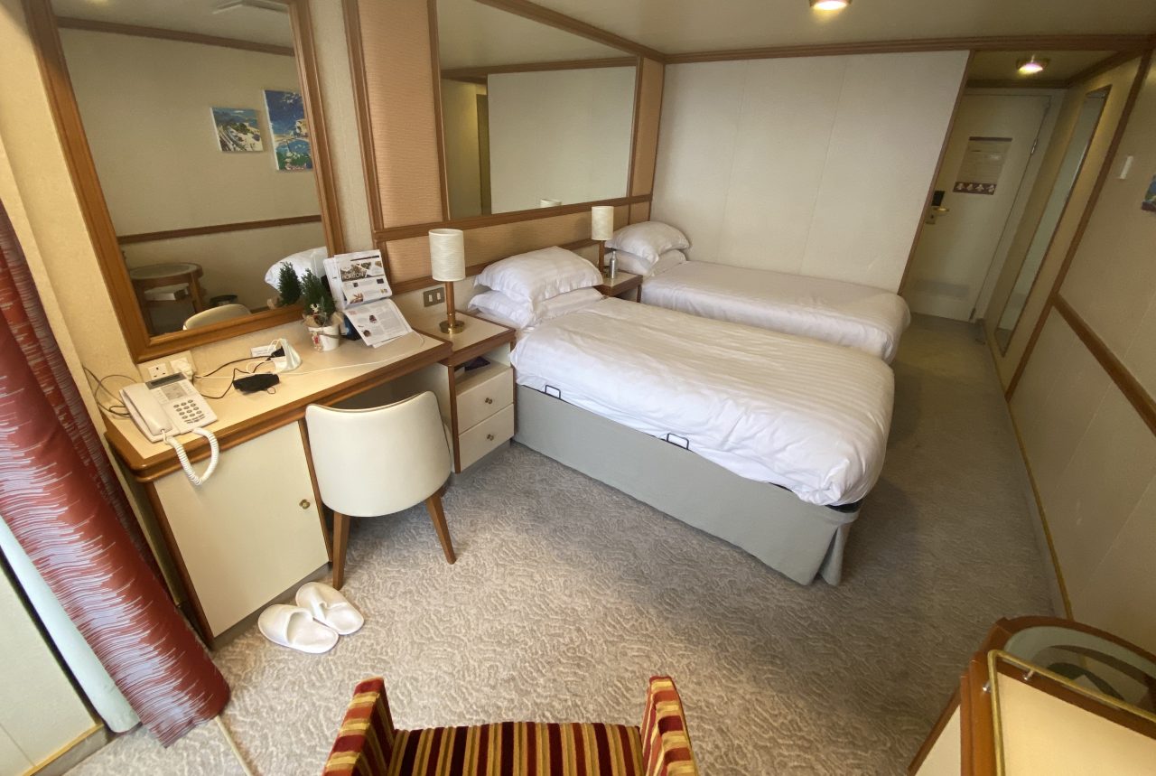 p&o ventura balcony cabin with twin beds on the lido deck L243