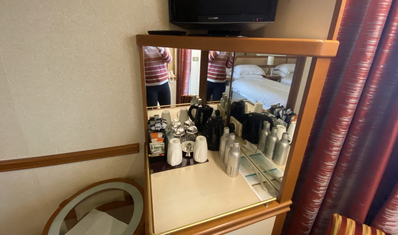 p&o cruises ventura kettle in balcony cabin with TV above and bottles of water
