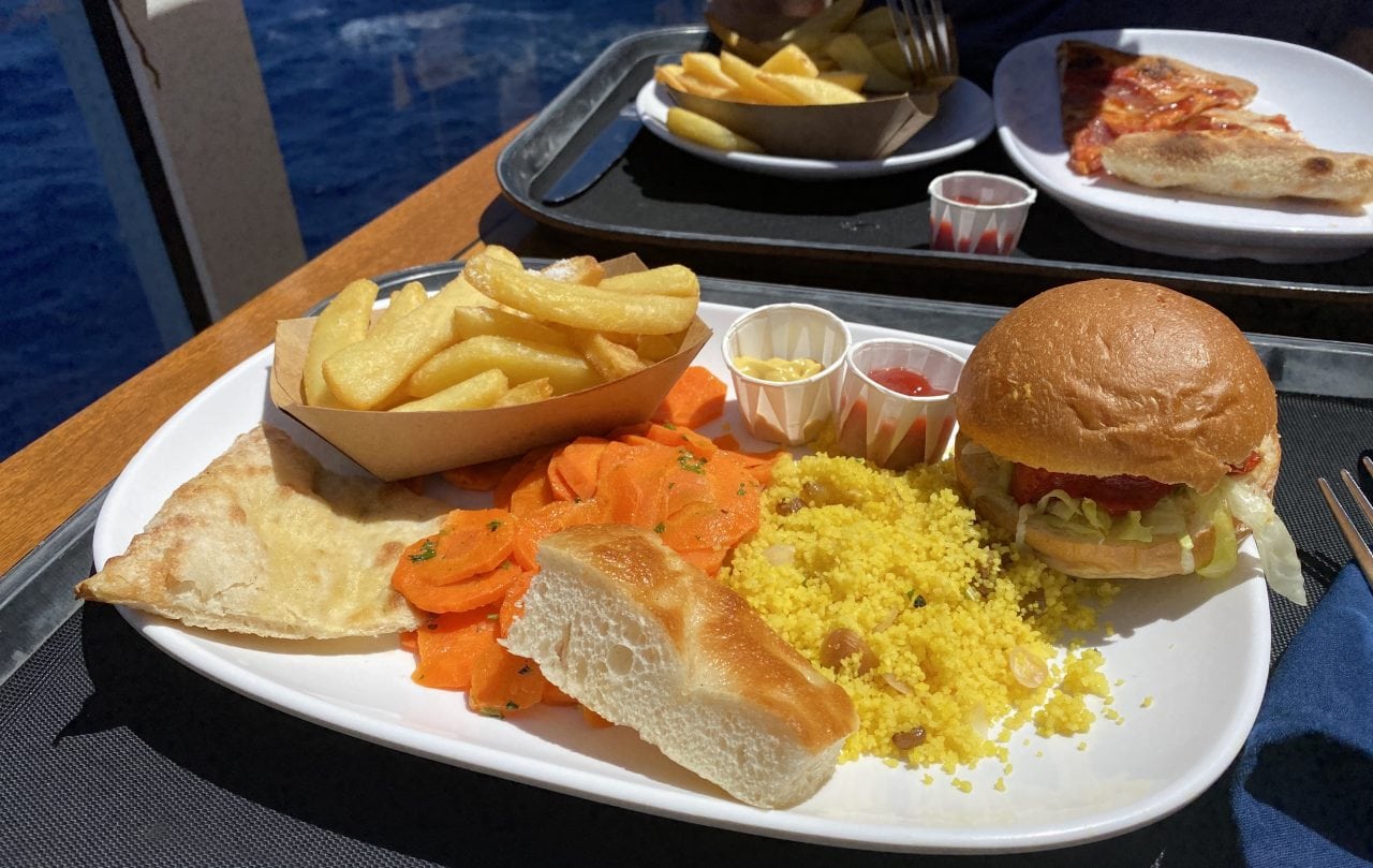 msc cruises buffet lunch sandwich carrots bread and chips 