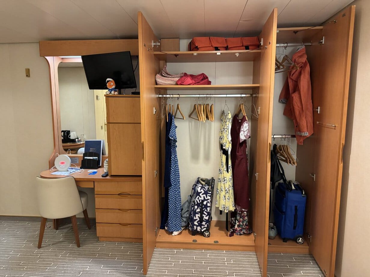 P&O's Aurora Large Inside cabin Wardrobe space