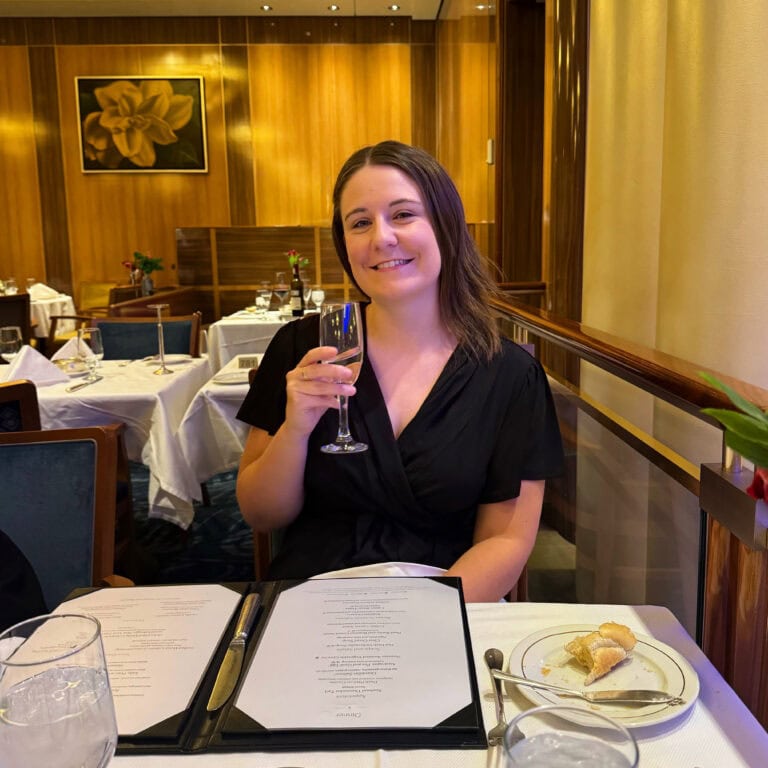 Emma Cruises QM2 dining room